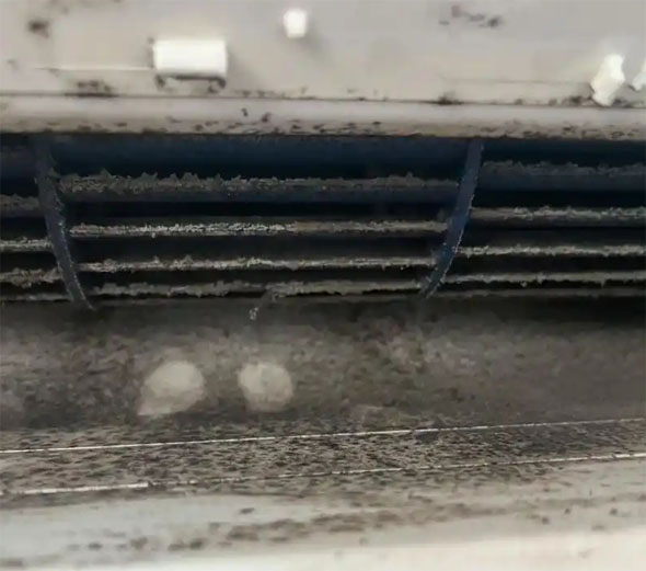 平果空调吹的风有股烧焦味是怎么回事